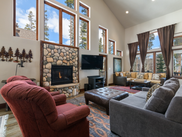 5 bedroom plus loft 10 min walk to Peak 8